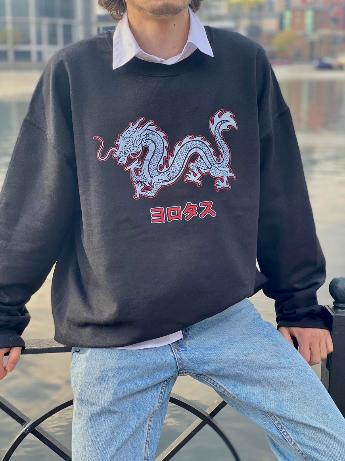 Unisex Dragon Print Graphic Sweatshirt in Black